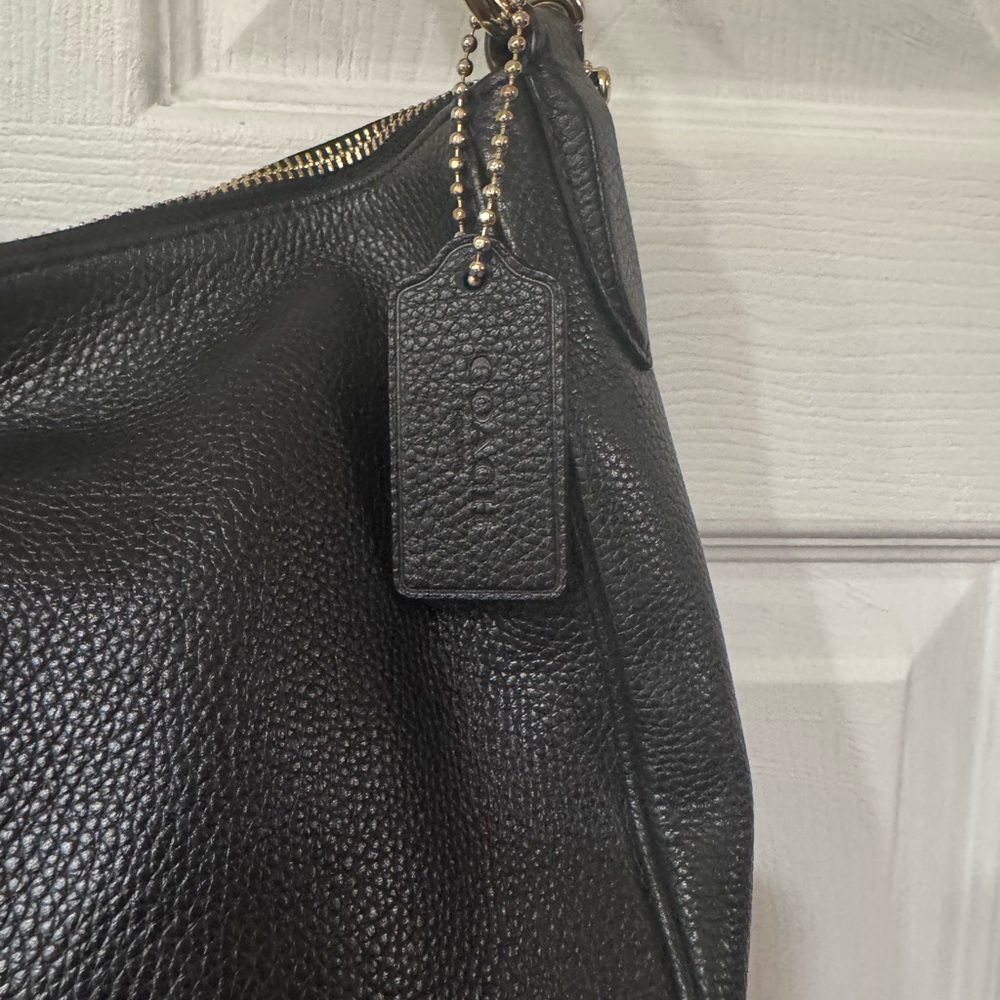 Elegant Black Leather Shoulder Bag - Picture 5 of 10